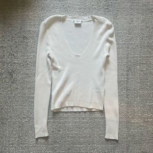 Long-sleeve Slim Scoop Neck Sweater in White/Cream